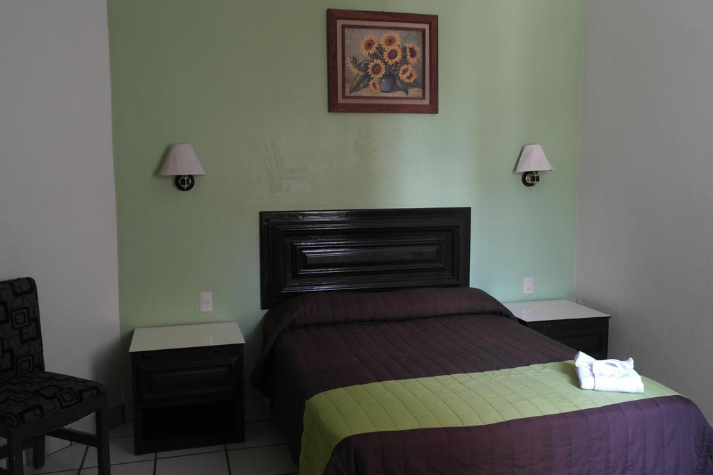 Hotel El Roble ทักซ์ทลา กูทิเอเรซ ภายนอก รูปภาพ